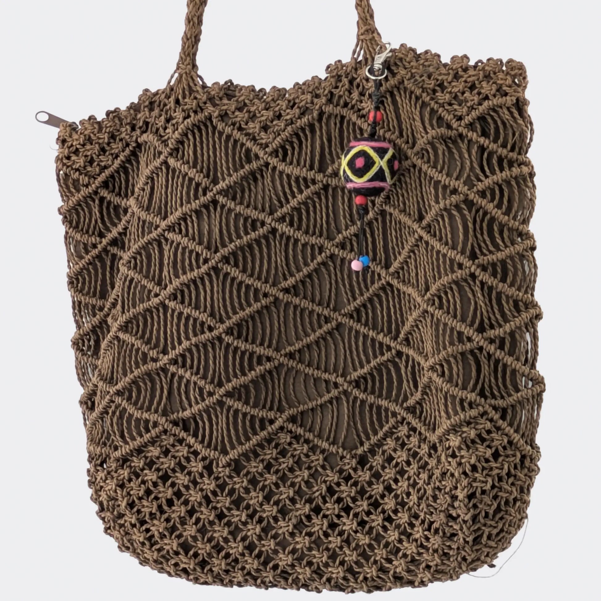 Porte-clé artisanal avec motif géométrique multicolore sur sac en corde