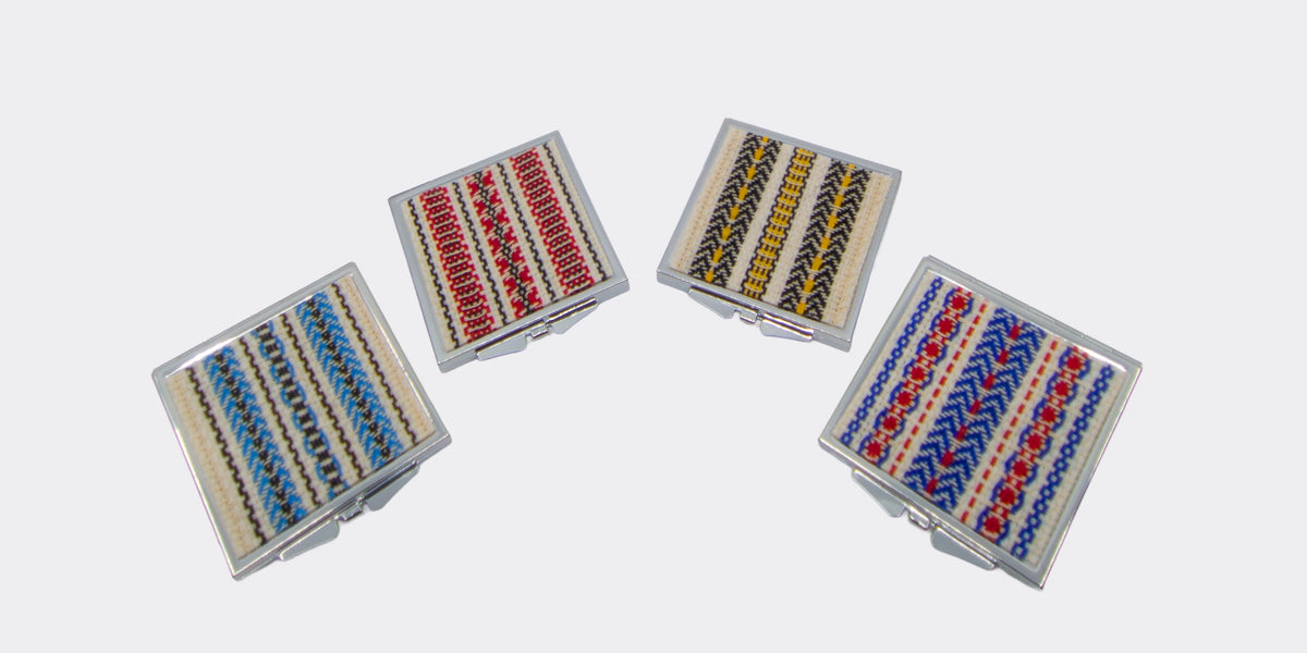 Présentation de la déclinaison de 4  miroirs de poche avec un textile tissé d'inspiration centre-européenne sur la face supérieure.