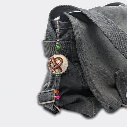 Décoration de type breloque ou pendentif de sac en feutre Solomiya, avec un nœud de Salomon