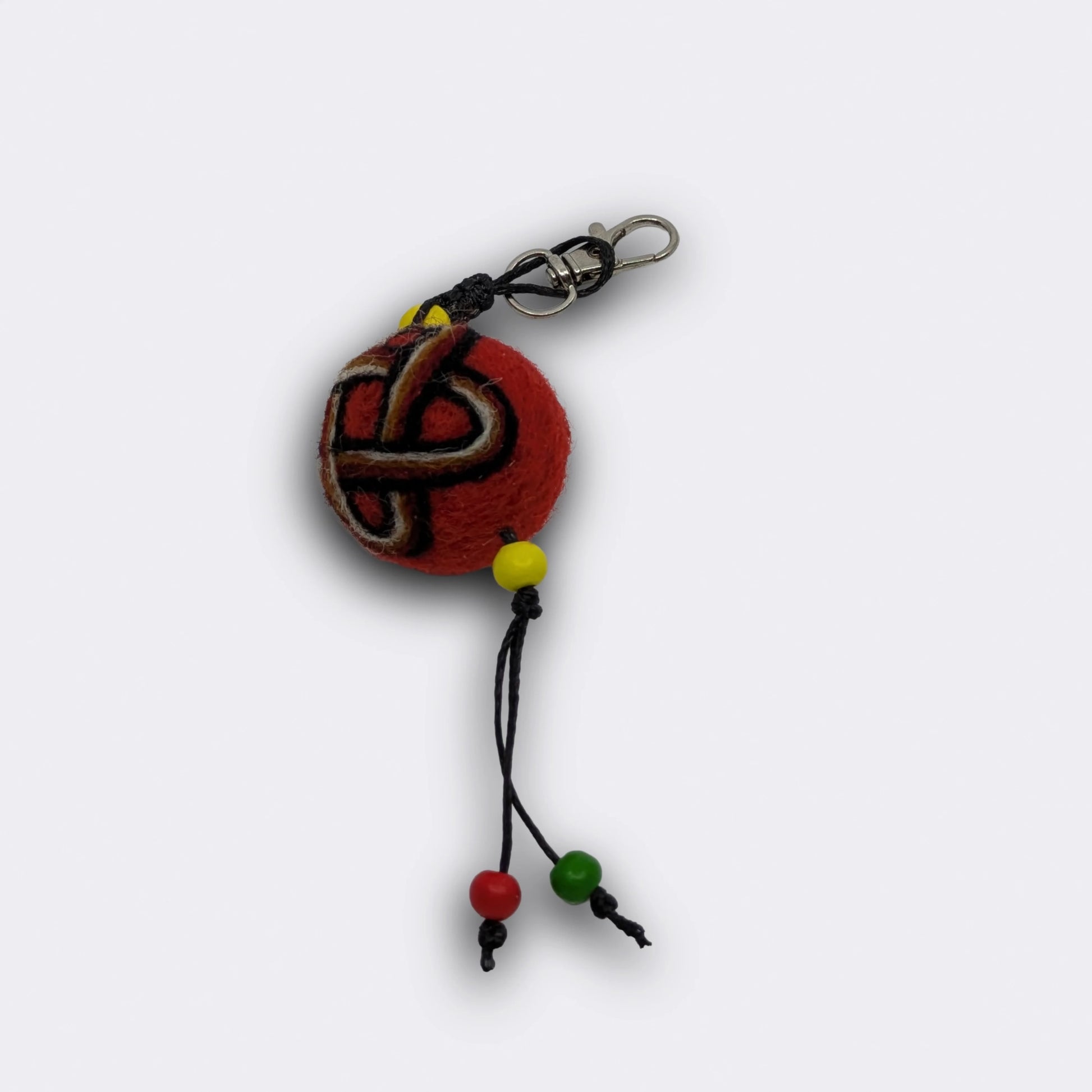 Charm artisanal Solomun doté d'une boule en feutre rouge avec le motif du nœud de Salomon