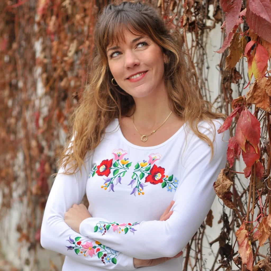 T shirt blanc à manches longues avec des broderies à fleurs Kalocsa sur la poitrine et les manches