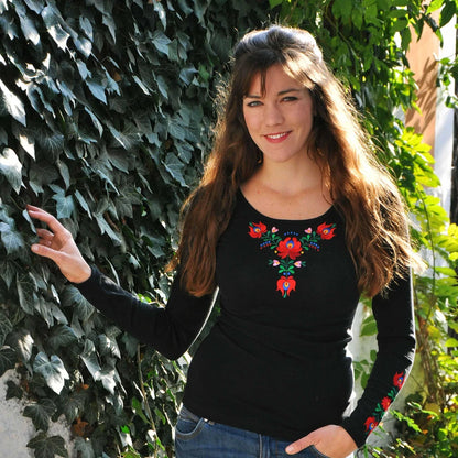 T-shirt noir à manches longue pour femmes embelli avec des motifs floraux brodés inspirés des broderies populaires Matyó de Hongrie. Vue de face.
