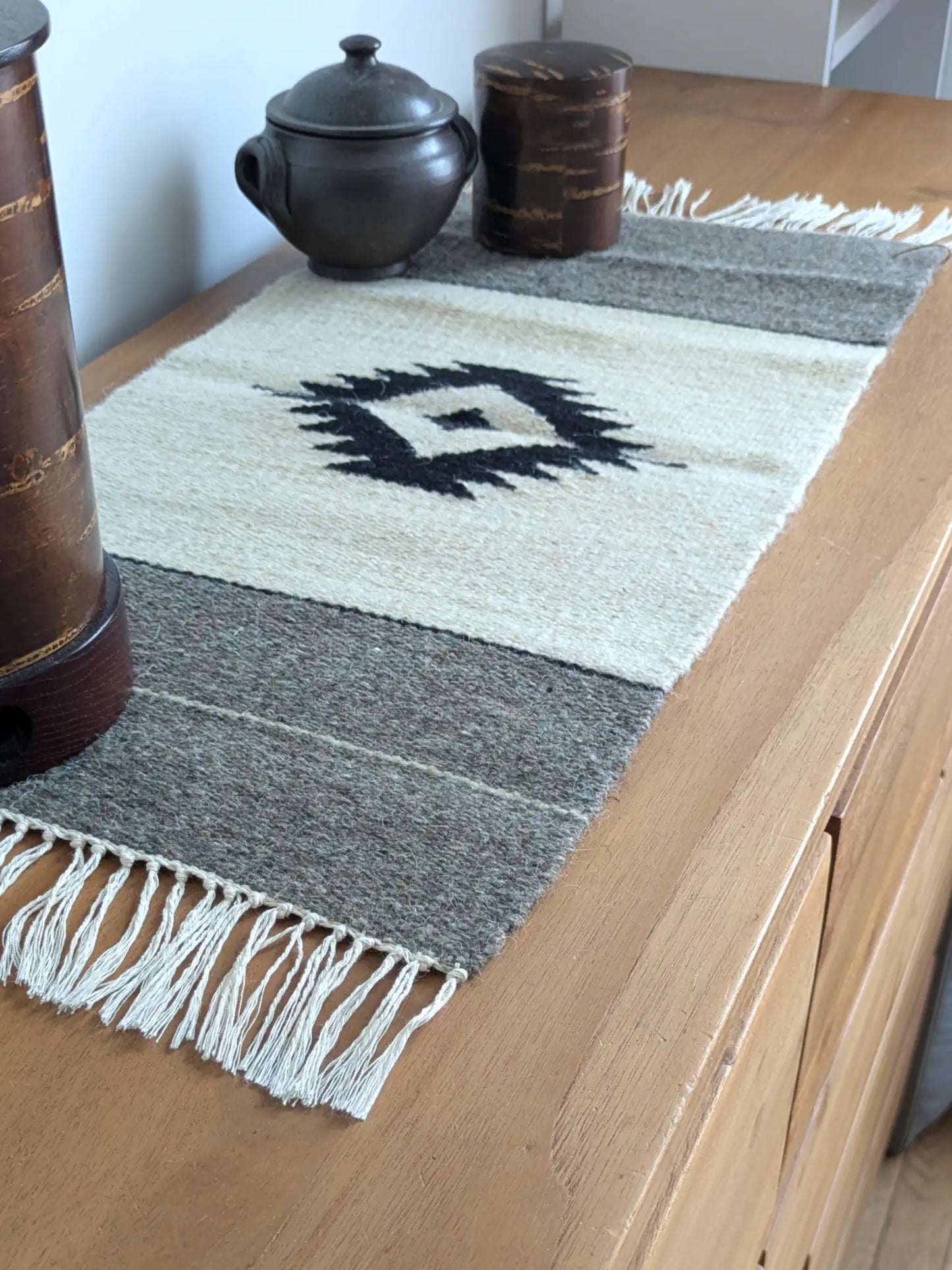 Tapis balkan crème et gris avec franges, tissé main en laine, vu en perspective