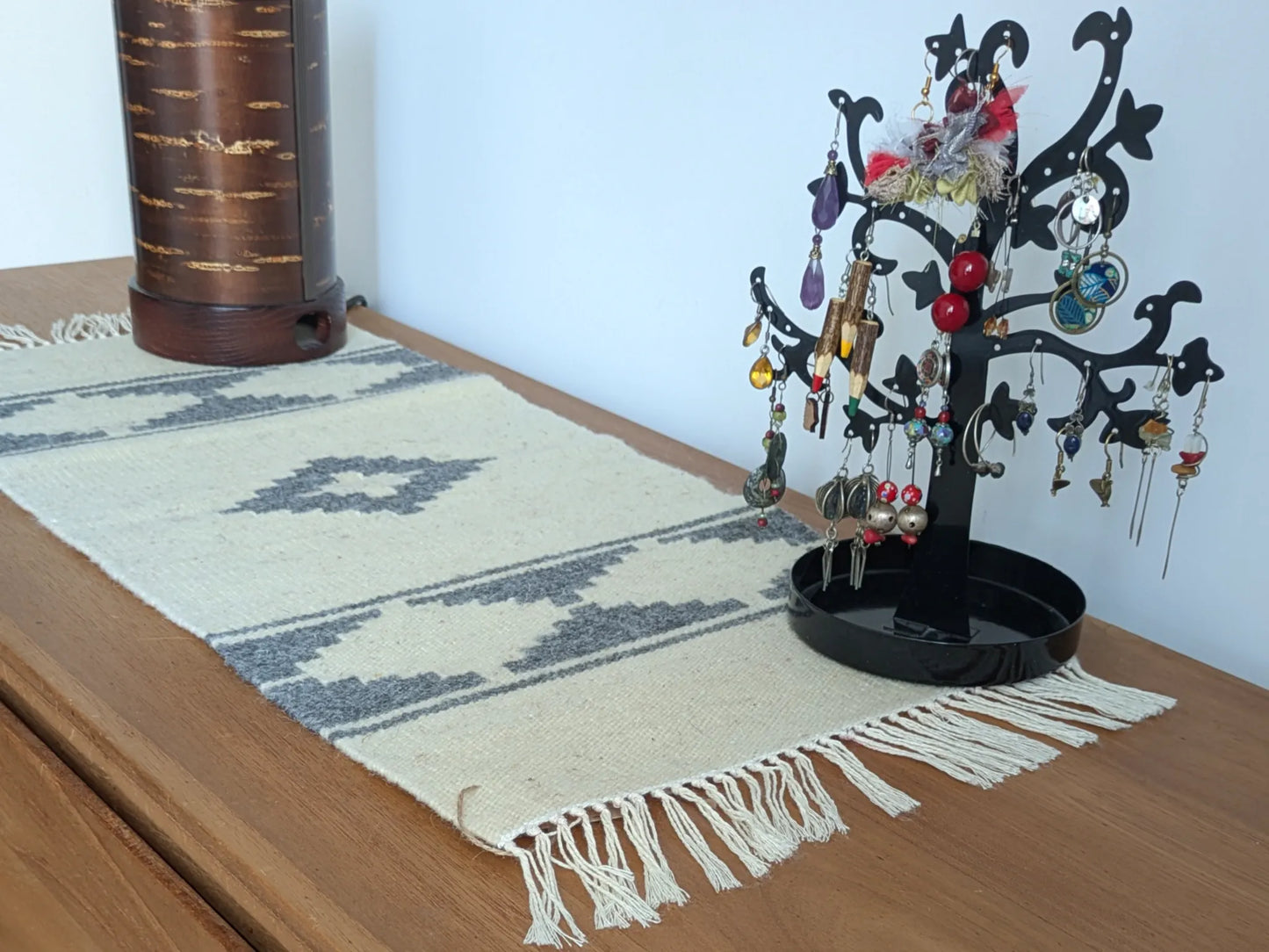 Tapis balkan gris et crème avec franges, tissé main en laine au Monténégro