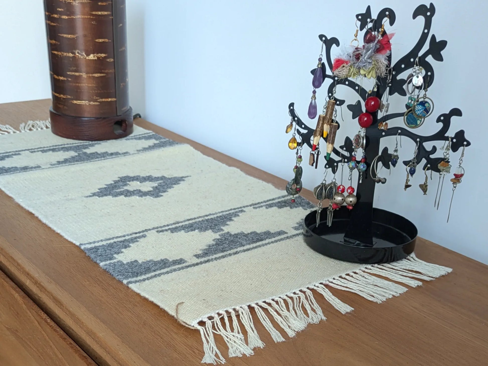 Tapis balkan gris et crème avec franges, tissé main en laine au Monténégro