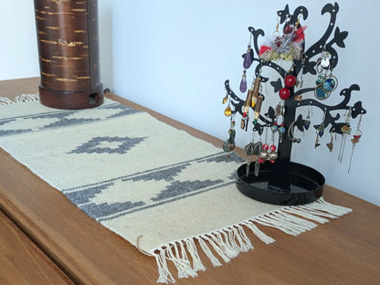 Tapis balkan gris et crème avec franges, tissé main en laine au Monténégro