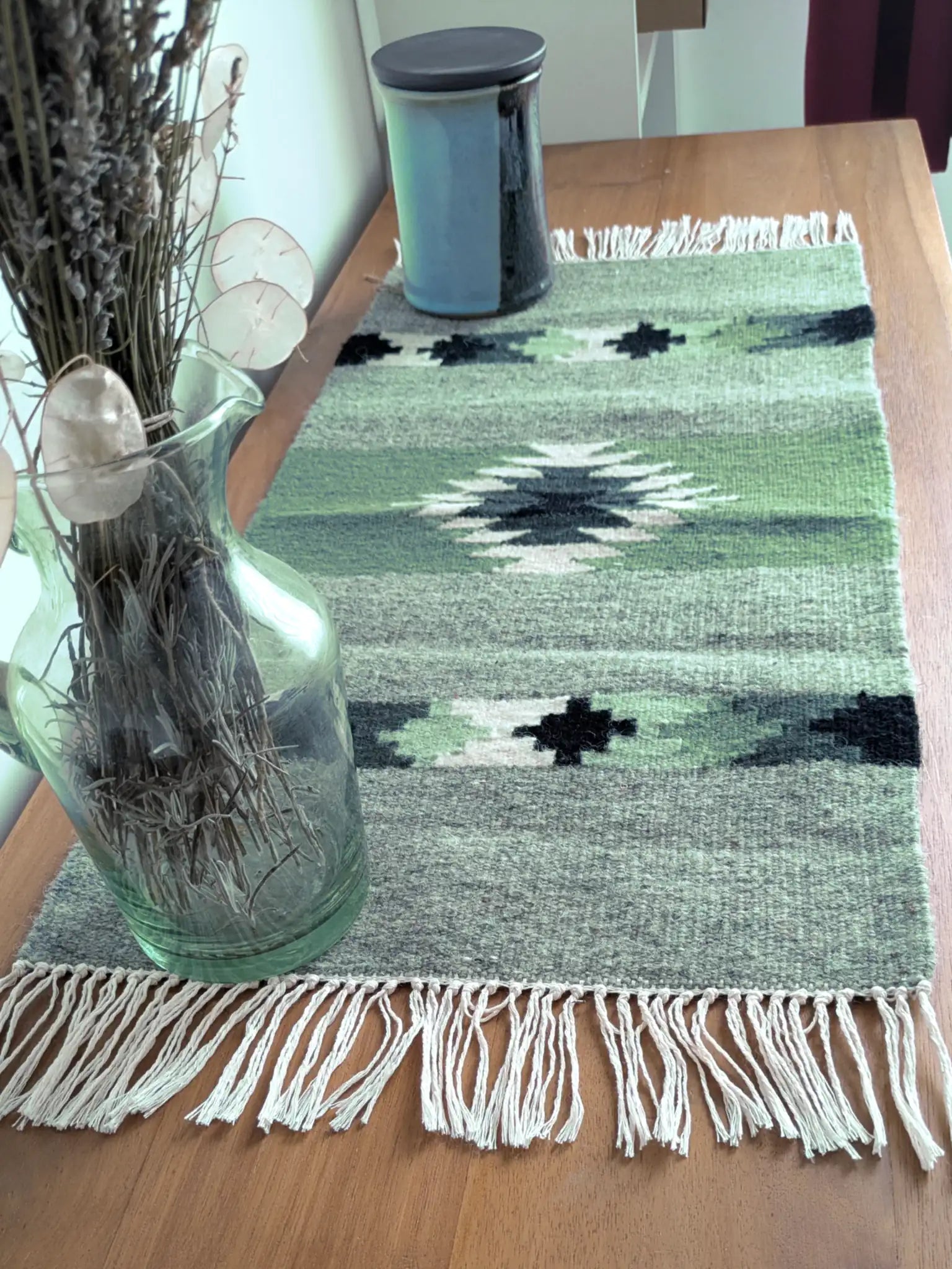 Tapis balkan vert olive et gris avec franges, tissé main en laine au Monténégro