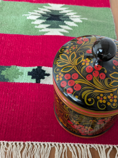 Tapis balkan rouge et vert olive avec motif losange central et franges