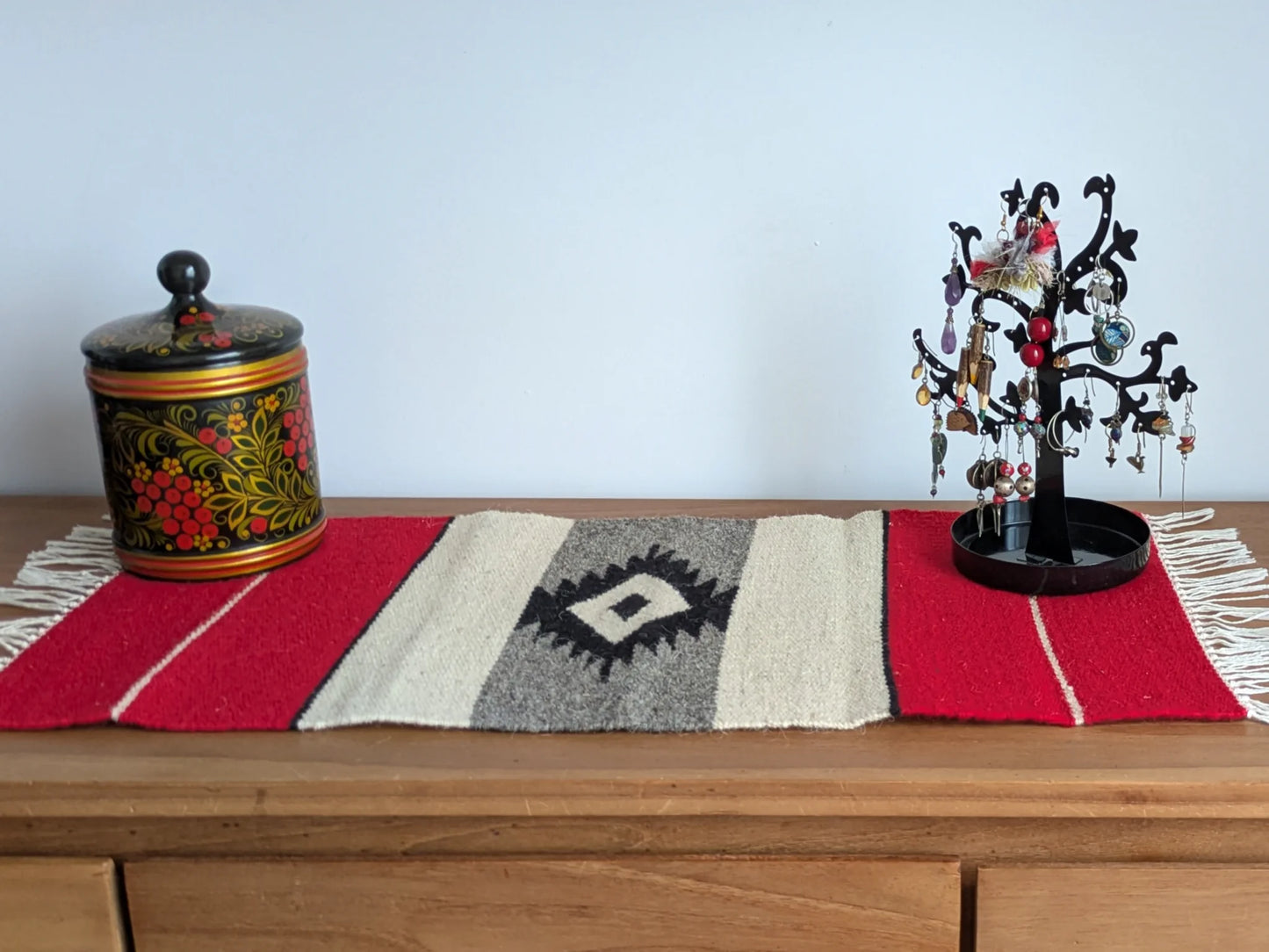 Tapis kilim des Balkans en laine, tissé main au Monténégro, présenté en situation avec motif losange