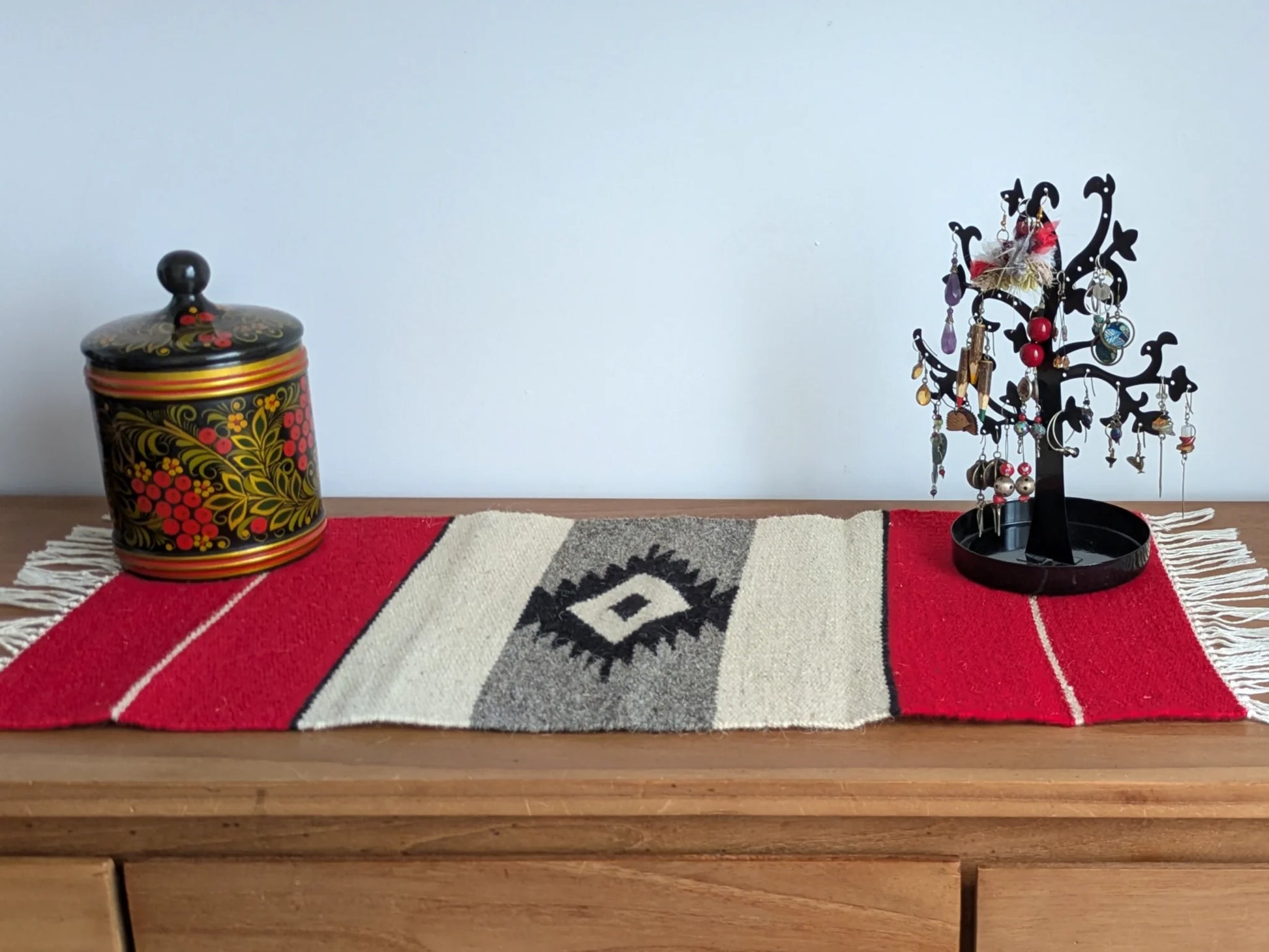 Tapis kilim des Balkans en laine, tissé main au Monténégro, présenté en situation avec motif losange