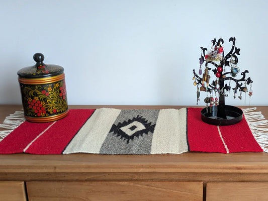 Tapis kilim des Balkans en laine, tissé main au Monténégro, présenté en situation avec motif losange