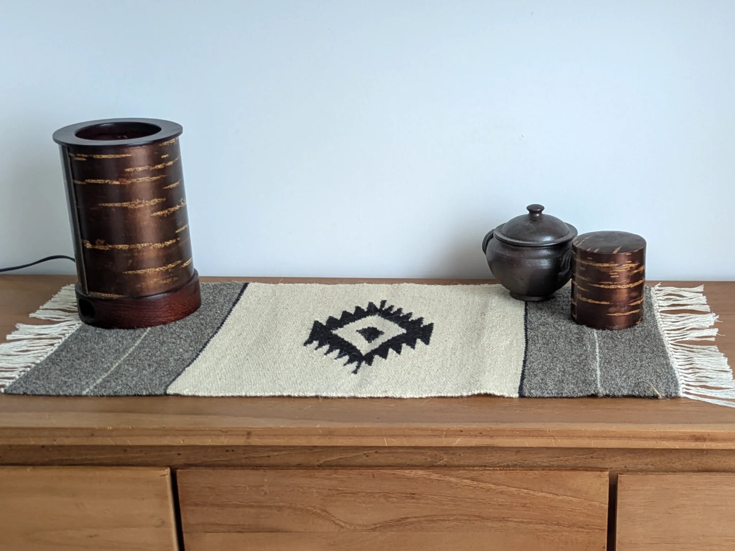 Tapis kilim crème et gris en laine, tissé main au Monténégro, présenté en situation avec losange noir central