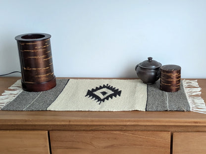 Tapis kilim crème et gris en laine, tissé main au Monténégro, présenté en situation avec losange noir central