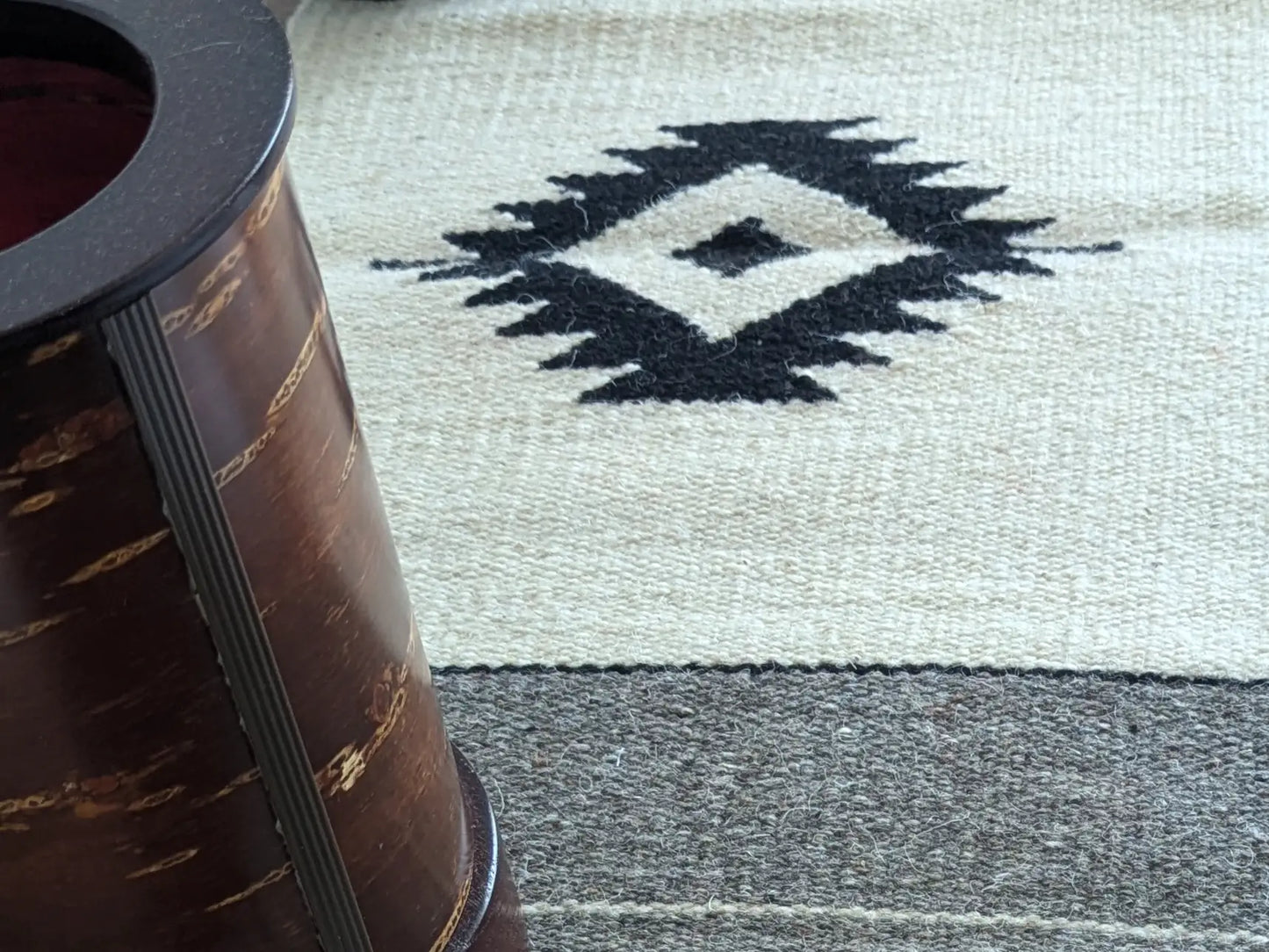 Tapis kilim avec losange noir central sur fond crème et bandes grises latérales
