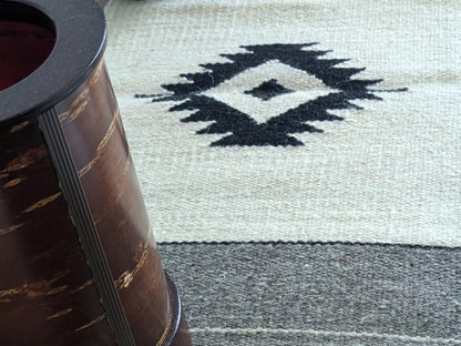 Tapis kilim avec losange noir central sur fond crème et bandes grises latérales
