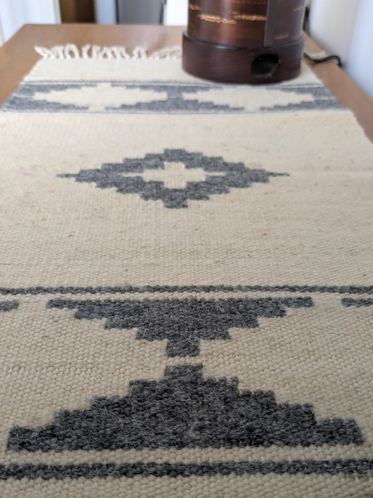 Tapis kilim avec motifs géométriques gris sur fond crème, tissé main en laine