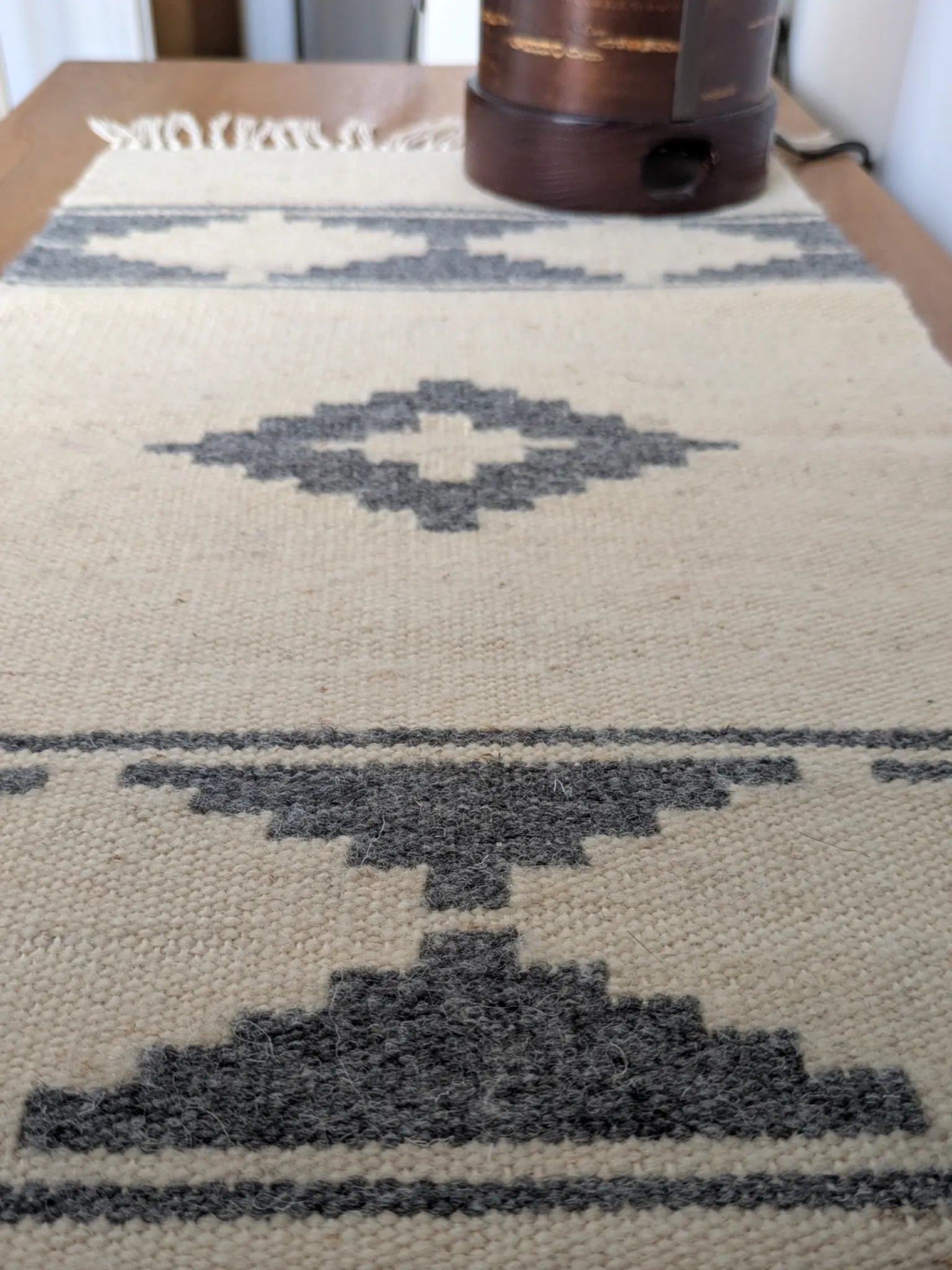 Tapis kilim avec motifs géométriques gris sur fond crème, tissé main en laine