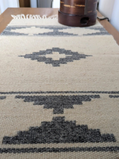 Tapis kilim avec motifs géométriques gris sur fond crème, tissé main en laine