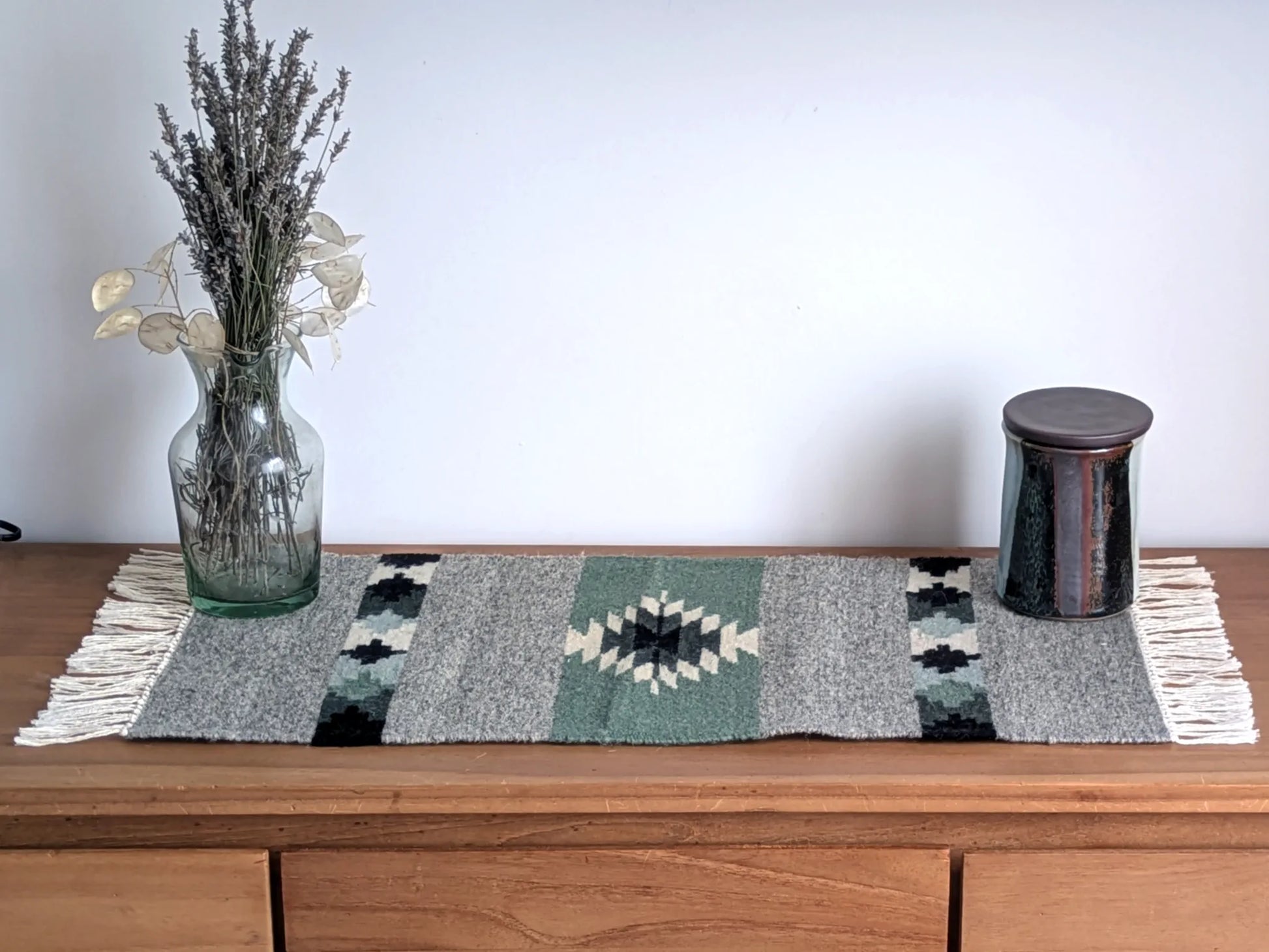 Tapis kilim vert olive et gris en laine, tissé main au Monténégro, présenté en situation avec motifs géométriques