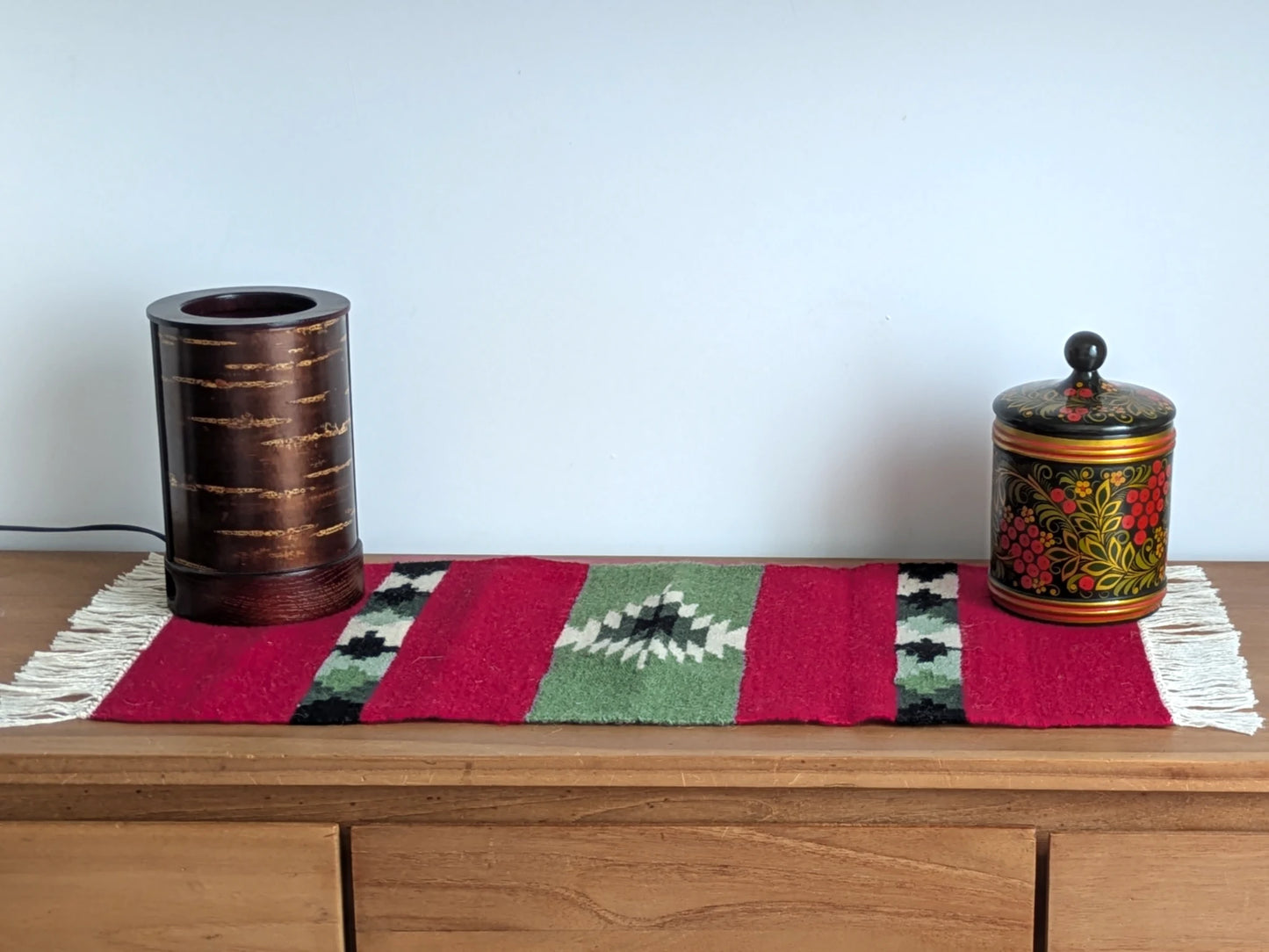 Tapis kilim rouge et vert olive en laine, tissé main au Monténégro, présenté en situation