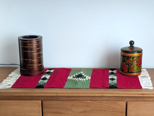 Tapis kilim rouge et vert olive en laine, tissé main au Monténégro, présenté en situation