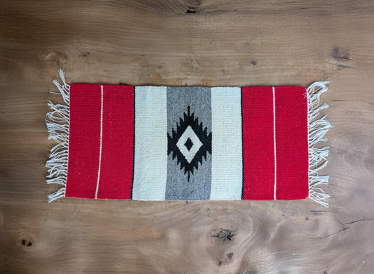 Petit tapis balkanique en laine rouge et gris, tissé à la main. Motif central en losange noir et blanc cassé. Composition simple et traditionnelle.