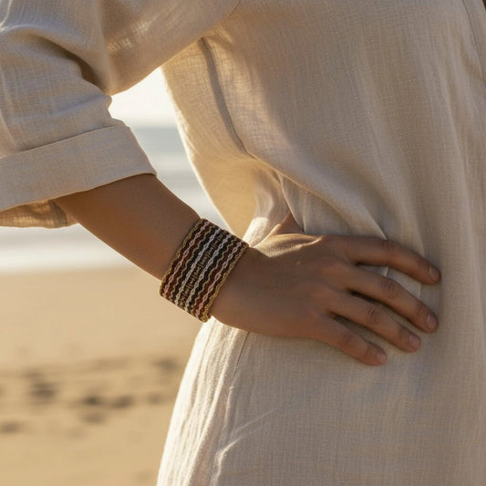 Bracelet tissé à la main aux tons chauds et dorés, fait en Serbie, vue en extérieur