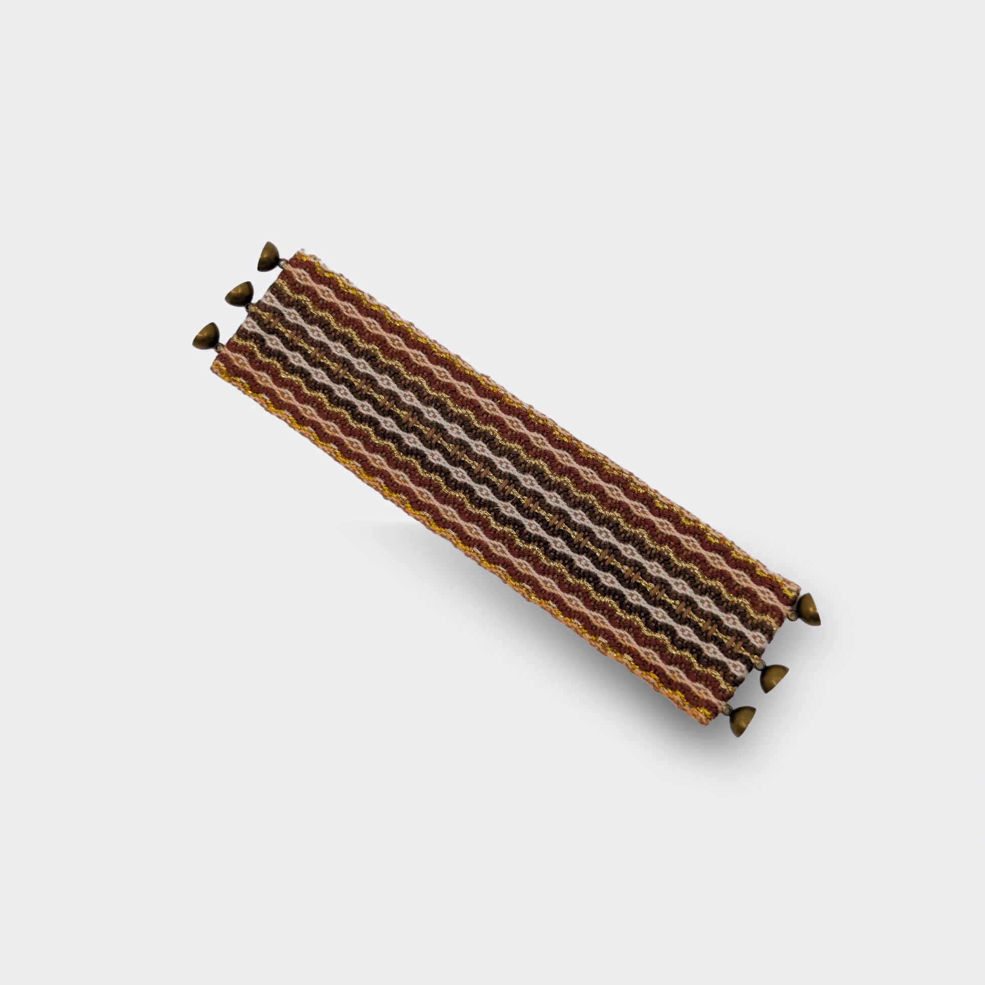 Bracelet tissé brun doré en coton, aux motifs géométriques inspirés du folklore balkanique, vue dépliée