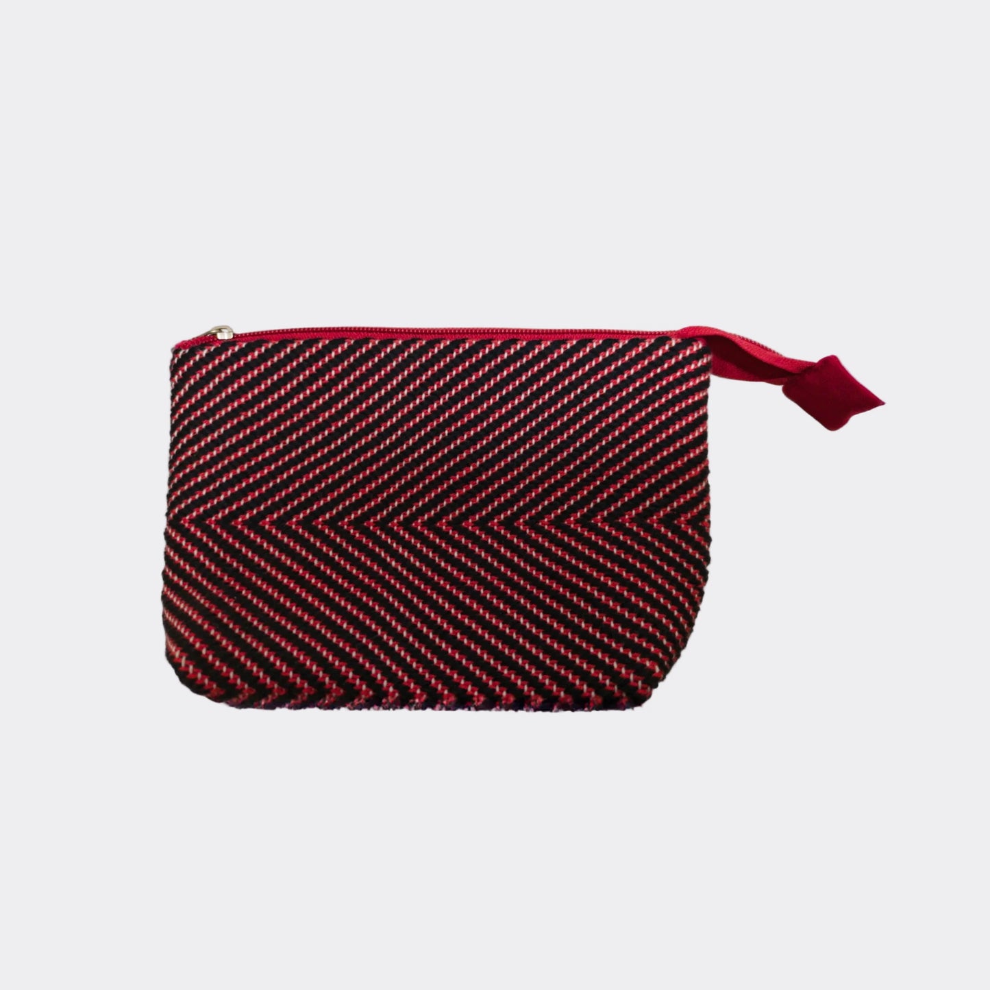 Trousse textile tissée au métier, fils noirs et rouges formant un motif à chevrons régulier, finition cousue main, fabrication serbe.