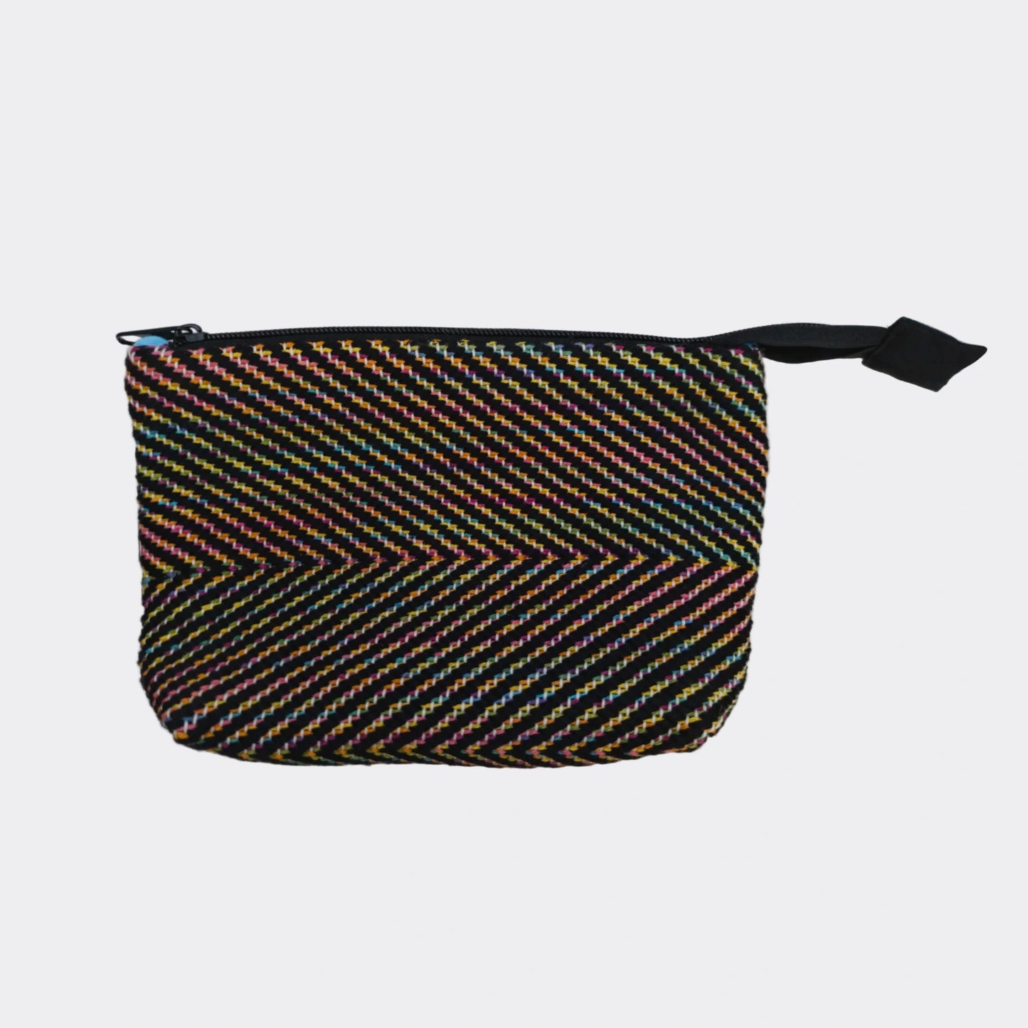Trousse textile tissée main au métier, fond sombre et trame multicolore, structure à relief doux et couture soignée.