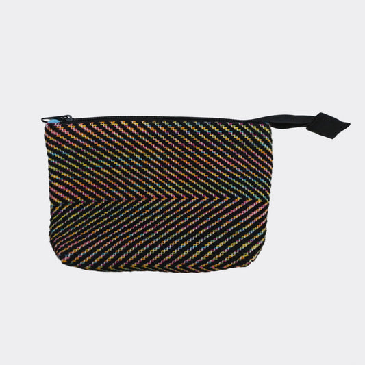 Trousse textile tissée main au métier, fond sombre et trame multicolore, structure à relief doux et couture soignée.