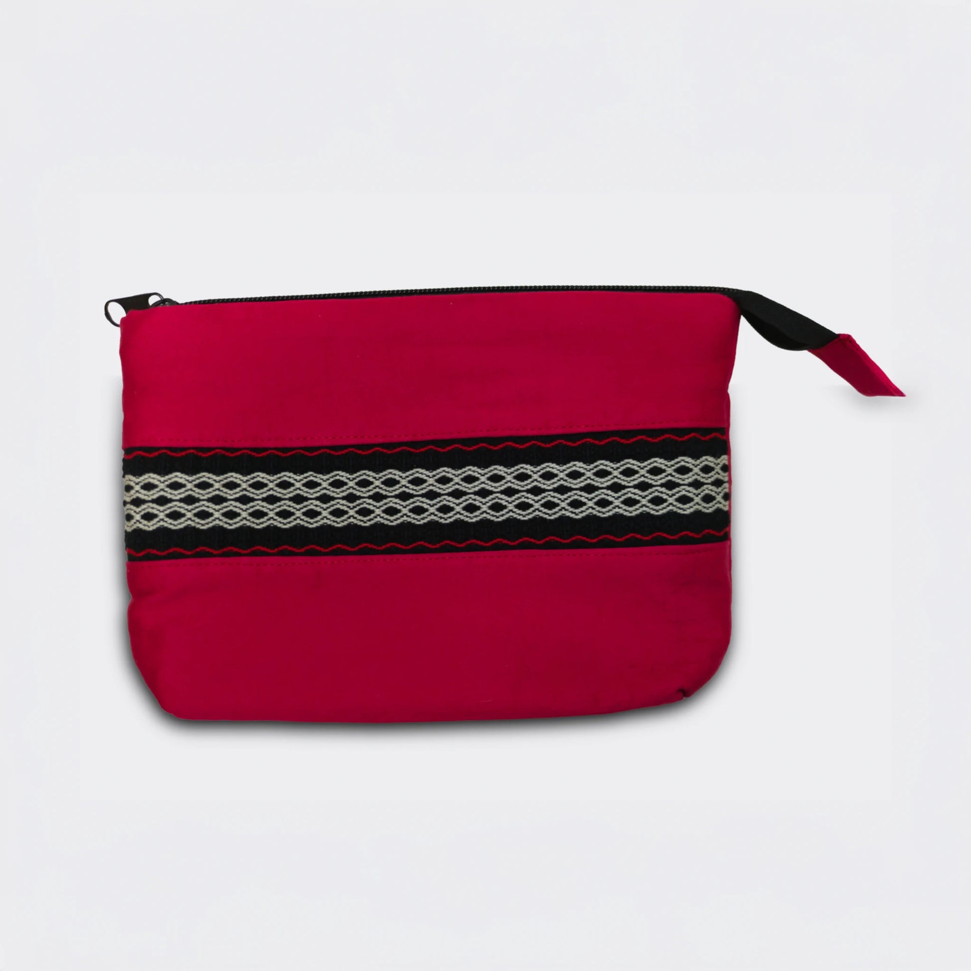 Trousse textile artisanale, coton rouge et motif tissé traditionnel, couture manuelle et finition zippée noire.