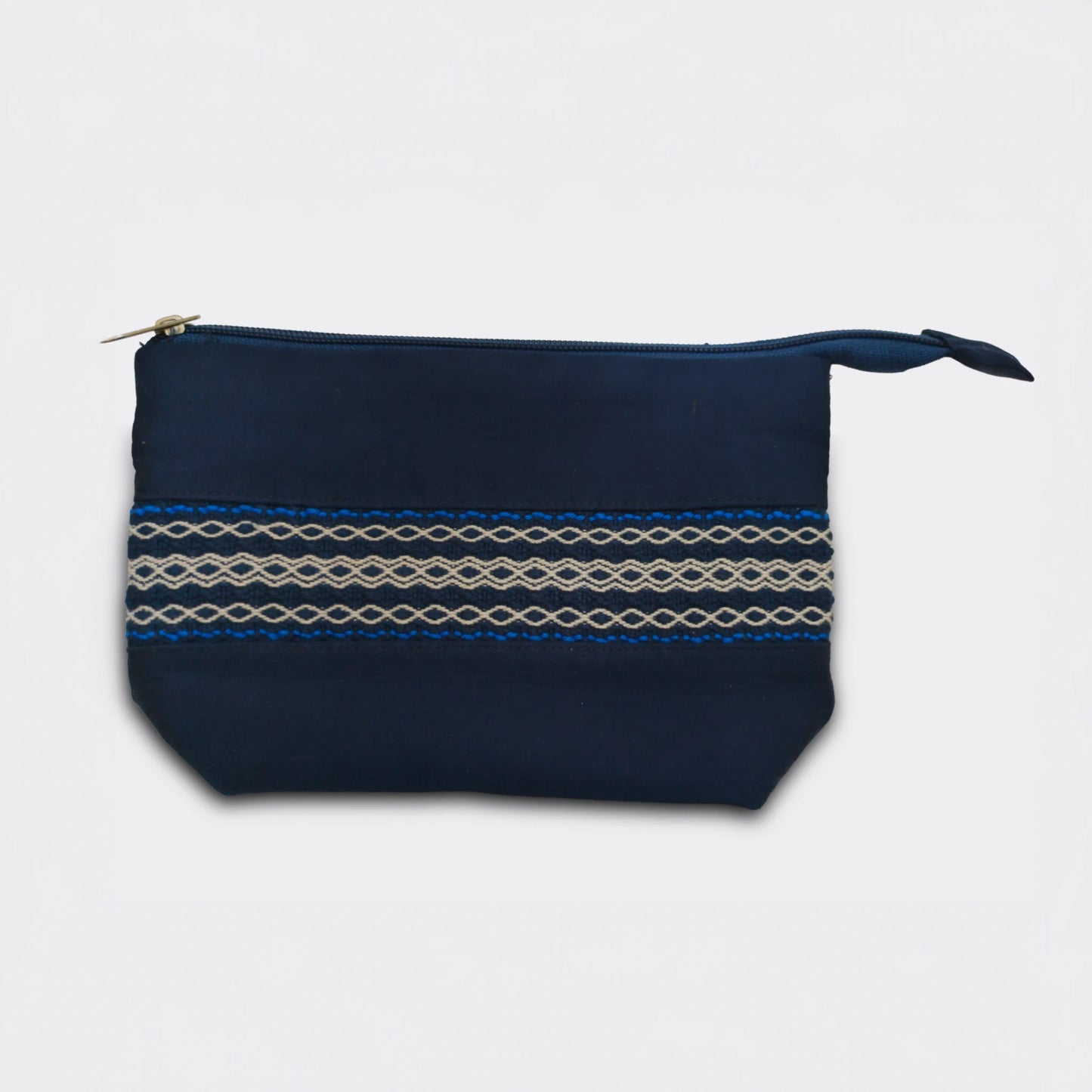 Trousse de toilette artisanale bleue en coton avec bande tissée main sur une face