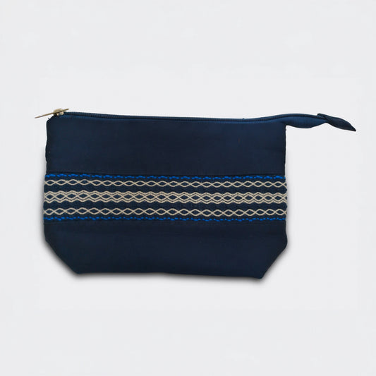 Trousse de toilette artisanale bleue en coton avec bande tissée main sur une face