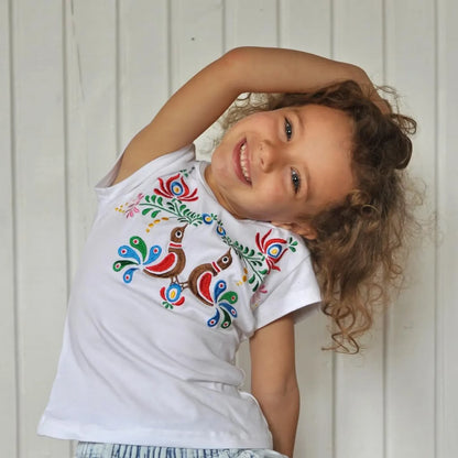 T-shirt blanc pour enfant aux manches courtes décoré d'une broderie Matyó  : fleurs et oiseaux