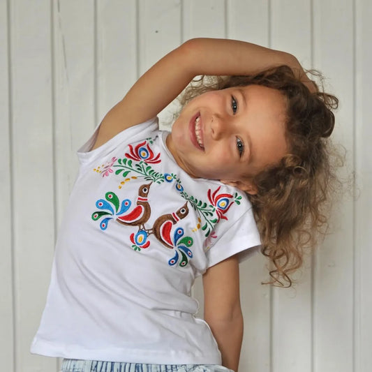 T-shirt blanc pour enfant aux manches courtes décoré d'une broderie Matyó  : fleurs et oiseaux