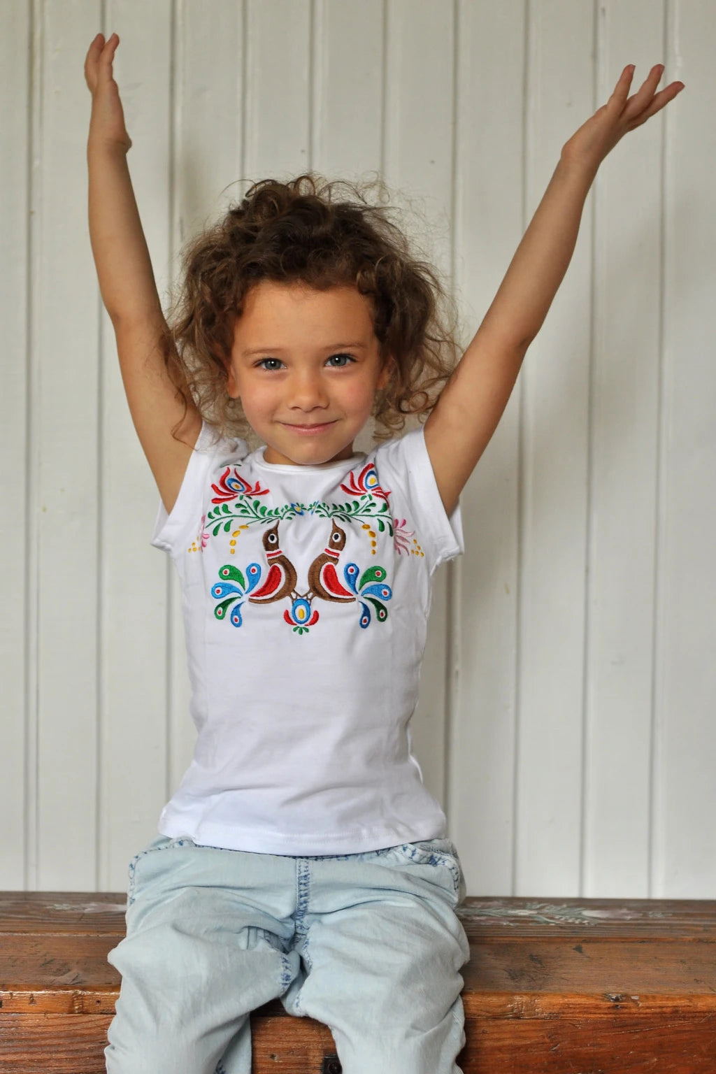 T-shirt blanc pour enfants, brodé, 5 tailles disponibles. Les motifs de la broderie sont issus de la broderie populaire hongroise de type Matyó.