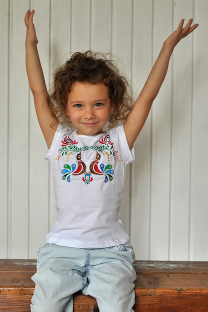T-shirt blanc pour enfants, brodé, 5 tailles disponibles. Les motifs de la broderie sont issus de la broderie populaire hongroise de type Matyó.