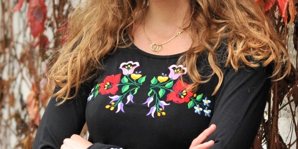 Gros plan d'un tshirt noir avec des broderies hongroises