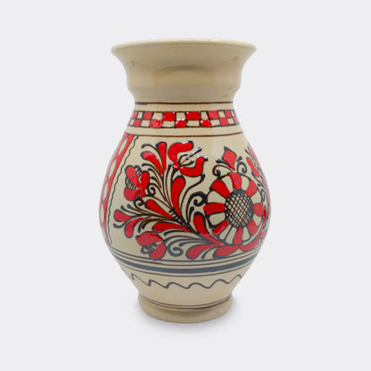 Vase en faïence artisanale de Transylvanie. Décor floral rouge et géométrique brun sur fond crème. Céramique de Corund peinte main.