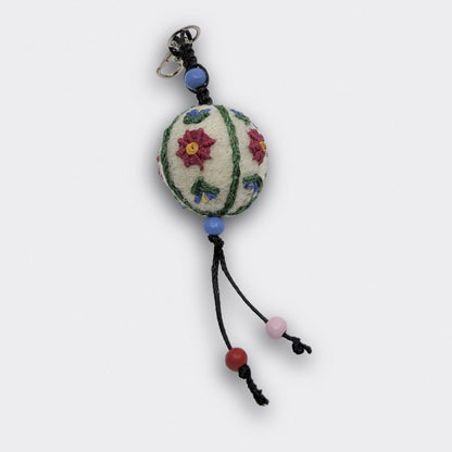 Breloque Vladislava en feutre clair avec motif floral