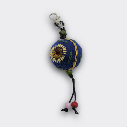 Breloque Zlata avec petite boule en feutre bleu nuit avec tournesols brodés