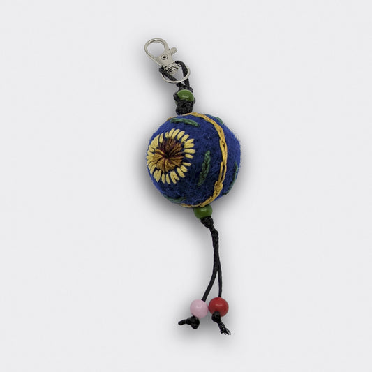 Breloque Zlata avec petite boule en feutre bleu nuit avec tournesols brodés