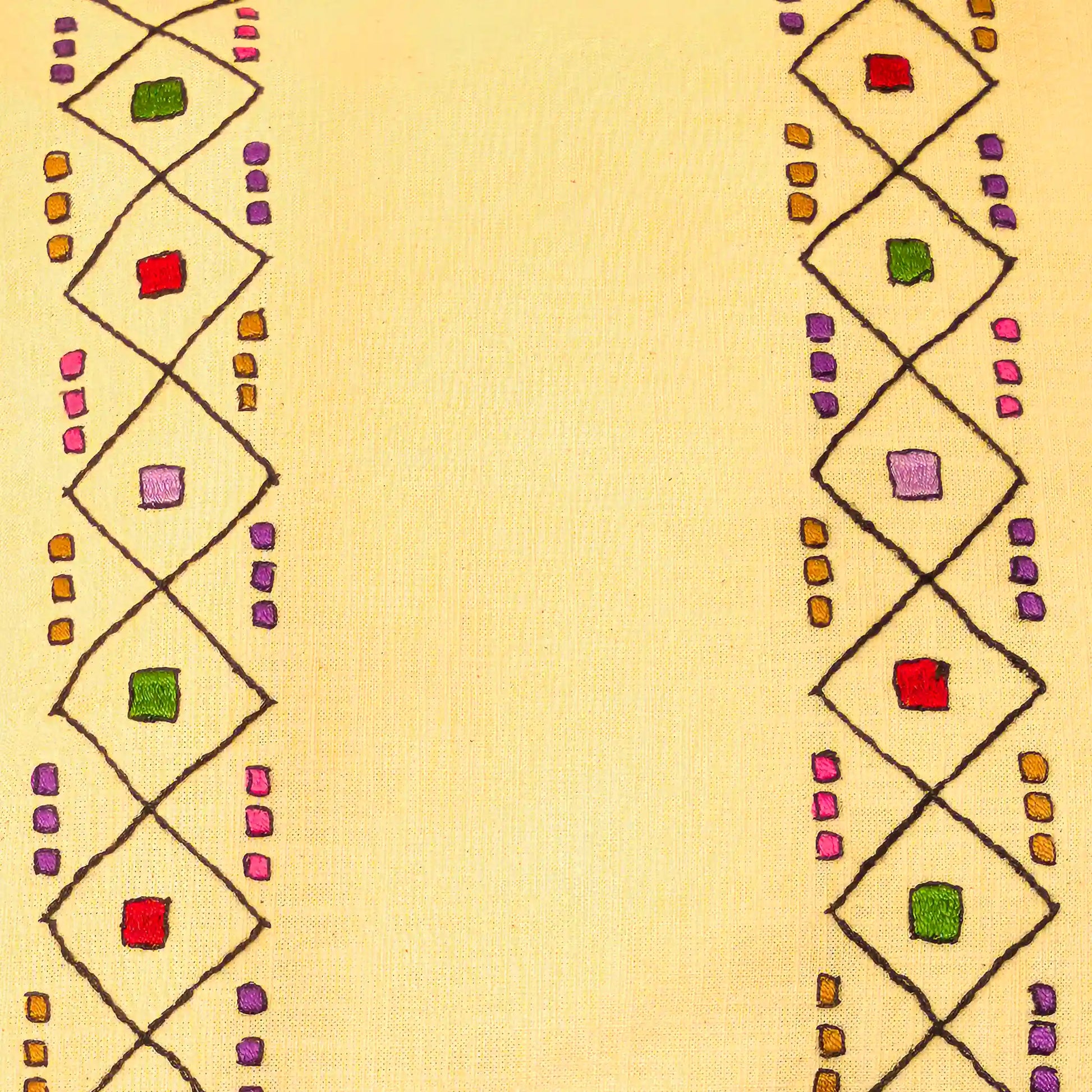 Gros plan sur les motifs géométriques de Šumadija brodés sur housse de coussin à la main.