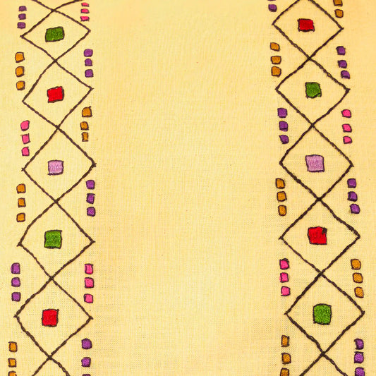 Gros plan sur les motifs géométriques de Šumadija brodés sur housse de coussin à la main.